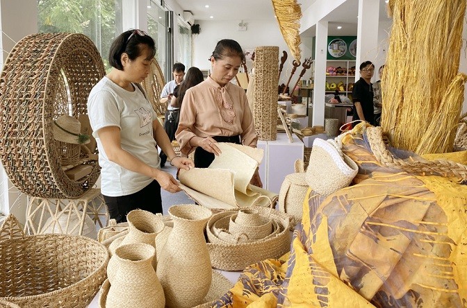 Khai mạc Triển lãm chuyên đề các sản phẩm thủ công mỹ nghệ, OCOP, công nghiệp nông thôn tiêu biểu