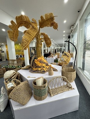 Khai mạc Triển lãm chuyên đề các sản phẩm thủ công mỹ nghệ, OCOP, công nghiệp nông thôn tiêu biểu Khai mạc Triển lãm chuyên đề các sản phẩm thủ công mỹ nghệ, OCOP, công nghiệp nông thôn tiêu biểu