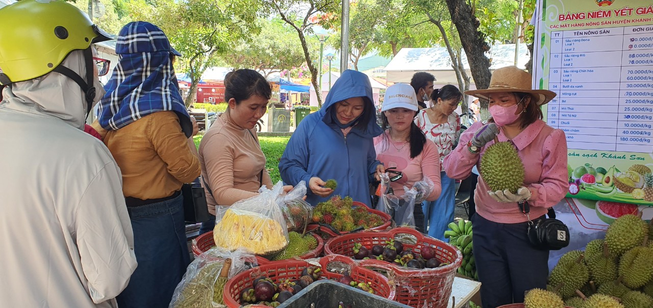 Phiên chợ nông sản và sản phẩm OCOP Khánh Hòa năm 2024 thu hút nhiều khách hàng tham gia- Ảnh 4.