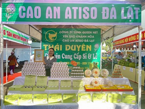 Phiên chợ nông sản và sản phẩm OCOP Khánh Hòa năm 2024 thu hút nhiều khách hàng tham gia