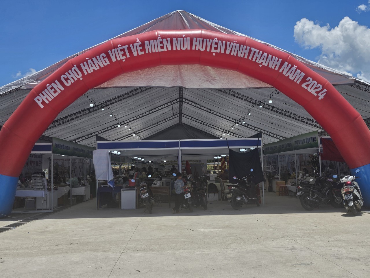 Bình Định: Phiên chợ hàng Việt về miền núi Vĩnh Thạnh