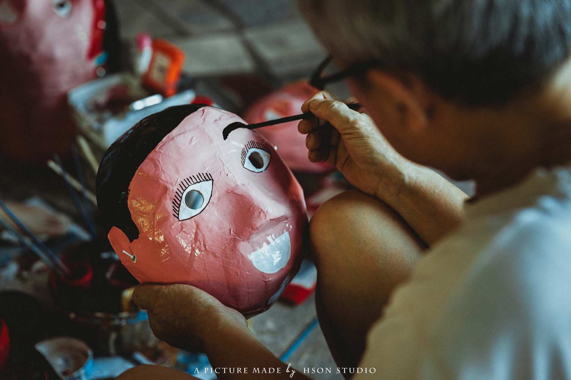 Theo chia sẻ của những người thợ cao tuổi ở làng, để làm mặt nạ giấy bồi đòi hỏi sự khéo léo, tỉ mỉ, từng nét vẽ. Ảnh: Nguyễn Hồng Sơn Trong đó, công đoạn khó nhất là vẽ đầu lân, đầu sư tử… để thành phẩm có thần thái, có được cái “hồn”, đặc biệt là chi tiết râu, mắt… Ảnh: Nguyễn Hồng Sơn Theo chia sẻ của những người thợ cao tuổi ở làng, để làm mặt nạ giấy bồi đòi hỏi sự khéo léo, tỉ mỉ, từng nét vẽ. Ảnh: Nguyễn Hồng Sơn Trong đó, công đoạn khó nhất là vẽ đầu lân, đầu sư tử… để thành phẩm có thần thái, có được cái “hồn”, đặc biệt là chi tiết râu, mắt… Ảnh: Nguyễn Hồng Sơn