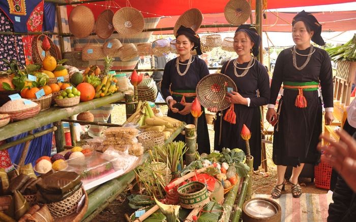 Người dân xã Mường Lai giới thiệu sản phẩm đặc sản địa phương trong các lễ hội. Người dân xã Mường Lai giới thiệu sản phẩm đặc sản địa phương trong các lễ hội.