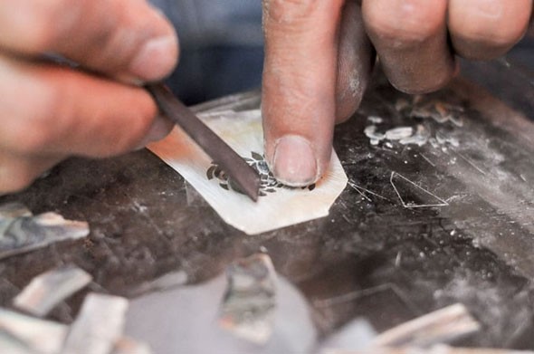 Người thợ phải mái thủ công để cho ra các tác phẩm hoàn chỉnh. tác phẩm hoàn chỉ Người thợ phải mái thủ công để cho ra các tác phẩm hoàn chỉnh. tác phẩm hoàn chỉ