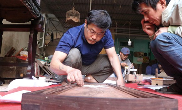 Nghệ nhân Nguyễn Đình Hải là một trong những người ‘kế nghiệp’ xuất sắc của làng khảm trai Chuôn Ngọ. Nghệ nhân Nguyễn Đình Hải là một trong những người ‘kế nghiệp’ xuất sắc của làng khảm trai Chuôn Ngọ.