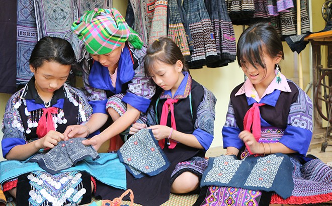 Dệt thổ cẩm ở làng nghề Dề Thàng, xã Chế Cu Nha, huyện Mù Cang Chải tạo việc làm thu nhập cho người dân vùng cao. Dệt thổ cẩm ở làng nghề Dề Thàng, xã Chế Cu Nha, huyện Mù Cang Chải tạo việc làm thu nhập cho người dân vùng cao.