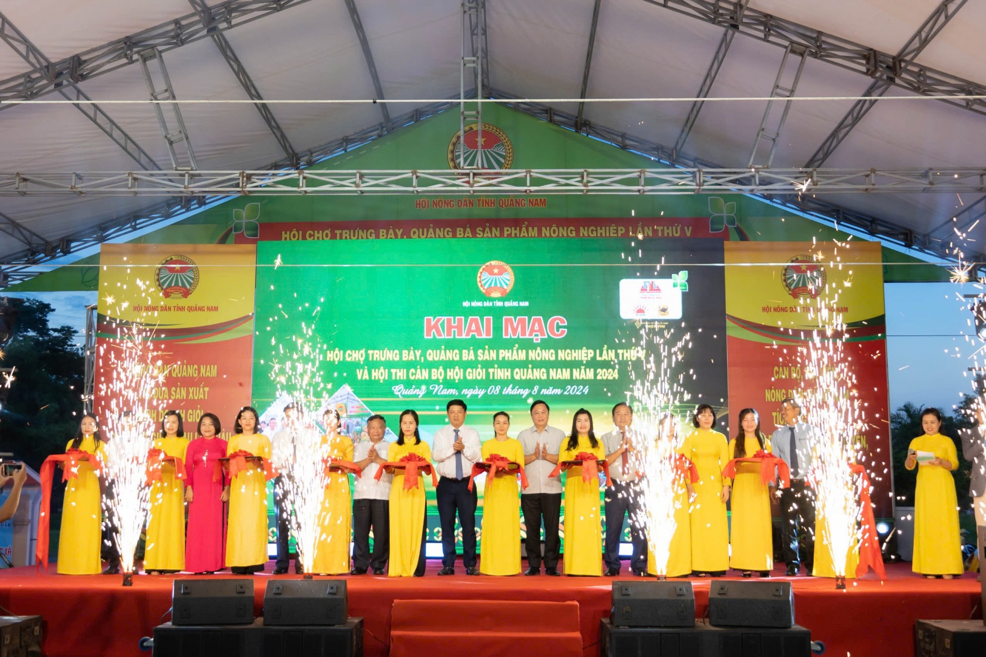Đại biểu thực hiện nghi thức cắt băng khai mạc Hội chợ. Đại biểu thực hiện nghi thức cắt băng khai mạc Hội chợ.