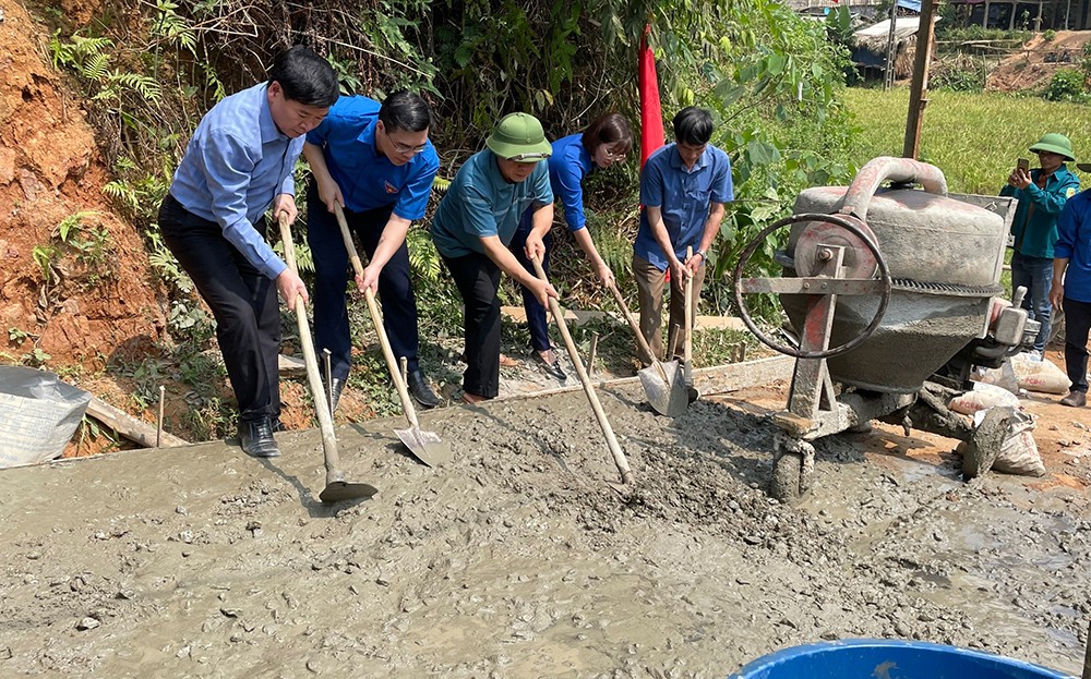 Ban Thường vụ Tỉnh đoàn Yên Bái và lãnh đạo các ban, ngành của tỉnh tham gia bê tông hóa đường giao thông nông thôn cùng nhân dân xã Động Quan, huyện Lục Yên. thông nông thôn cùng nhân dân xã Động Quan, huyện Lục Yên. Ban Thường vụ Tỉnh đoàn Yên Bái và lãnh đạo các ban, ngành của tỉnh tham gia bê tông hóa đường giao thông nông thôn cùng nhân dân xã Động Quan, huyện Lục Yên. thông nông thôn cùng nhân dân xã Động Quan, huyện Lục Yên.