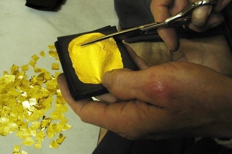 Các lá vàng phải được bóc tách, rồi xếp cẩn thận