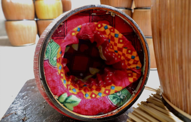 Để giữ nhiệt tốt, nghệ nhân đã khéo léo nhồi bông vào trong lòng ủ ấm.