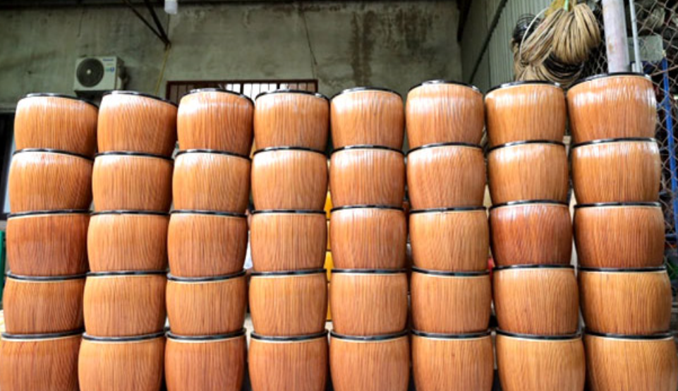 Để làm nên một chiếc ủ ấm gồm nứa làm nan, rơm bông vải vụn dùng làm lõi, ván xoan mỏng làm đáy, sơn keo để gắn và sơn ta dùng để quét màu trang trí.