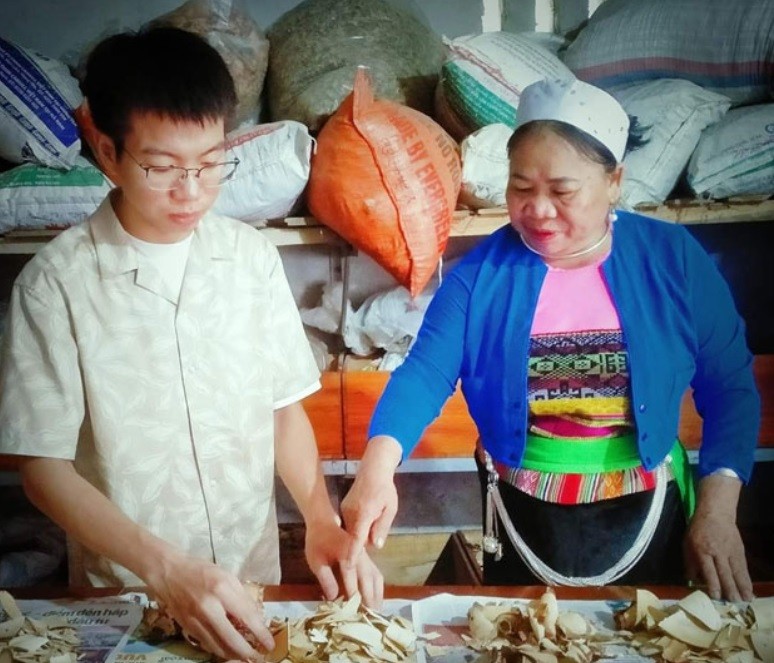 Lương y trẻ Trần Hoàng Anh cùng Lương y Đinh Thị Thơm bốc thuốc Lương y trẻ Trần Hoàng Anh cùng Lương y Đinh Thị Thơm bốc thuốc