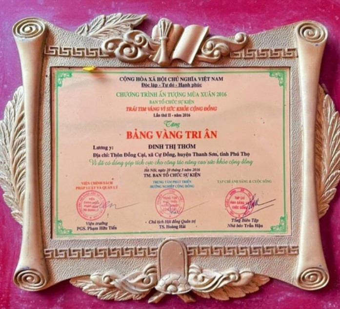Bảng vàng tri ân BTC sự kiện “ Trái tim vàng vì sức khoẻ cộng đồng” tặng Lương y Đinh Thị Thơm Bảng vàng tri ân BTC sự kiện “ Trái tim vàng vì sức khoẻ cộng đồng” tặng Lương y Đinh Thị Thơm