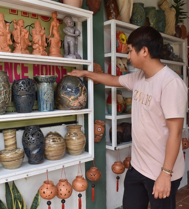 Nghệ nhân trẻ khôi phục dòng gốm men Thanh Hà Nghệ nhân trẻ khôi phục dòng gốm men Thanh Hà