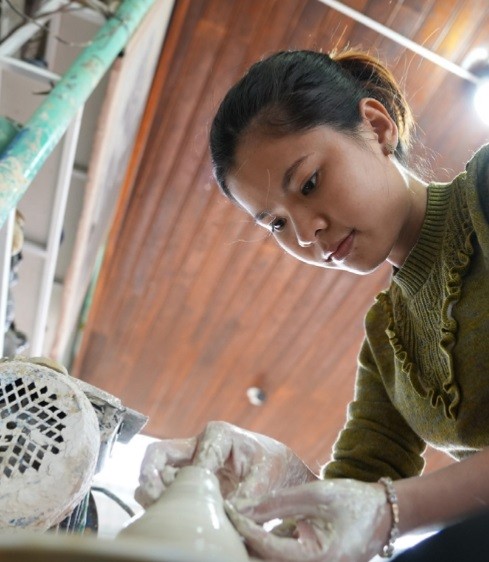 Qua đôi tay khéo léo của người làng Thanh Hà, mỗi sản phẩm gốm được làm ra sẽ trở thành một tác phẩm nghệ thuật độc đáo. Qua đôi tay khéo léo của người làng Thanh Hà, mỗi sản phẩm gốm được làm ra sẽ trở thành một tác phẩm nghệ thuật độc đáo.