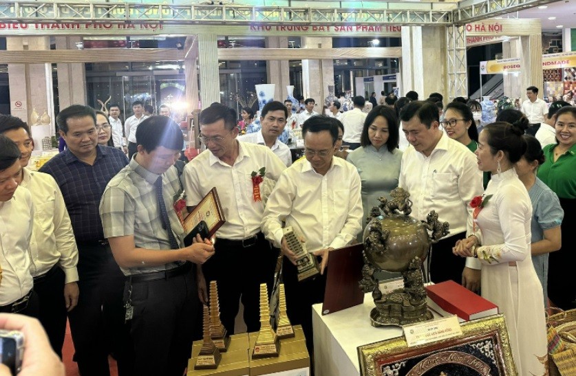 Thứ trưởng Bộ Công Thương Nguyễn Sinh Nhật Tân và Cục trưởng Cục Công thương Địa phương Ngô Quang Trung và các đại biểu thăm quan gian hàng tại Hội chợ triển lãm hàng công nghiệp nông thôn tiêu biểu khu vực phía Bắc năm 2024