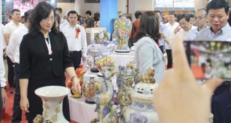 Thứ trưởng Bộ Công Thương Phan Thị Thắng cùng các đại biểu thăm quan gian hàng của các địa phươngtại Hội chợ triển lãm hàng công nghiệp nông thôn tiêu biểu khu vực phía Bắc năm 2023 Thứ trưởng Bộ Công Thương Phan Thị Thắng cùng các đại biểu thăm quan gian hàng của các địa phươngtại Hội chợ triển lãm hàng công nghiệp nông thôn tiêu biểu khu vực phía Bắc năm 2023