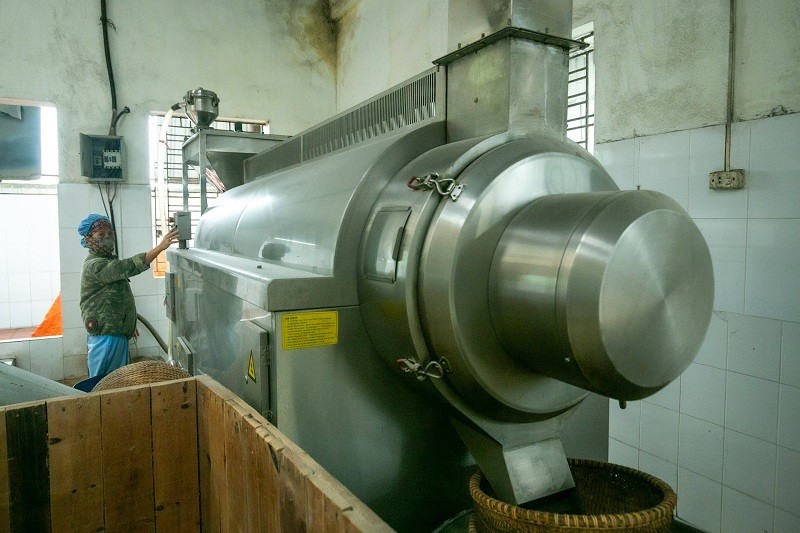 Sau đó, đỗ sẽ được nghiền bằng máy. Những người làm bánh đậu xanh lâu năm cho biết ngày nay sử dụng máy nghiền có thể tạo ra được bột bánh siêu mịn. Độ mịn càng cao thì bột càng dậy mùi thơm, thứ mà trước đây dùng cối xay bằng đá không thể làm được Sau đó, đỗ sẽ được nghiền bằng máy. Những người làm bánh đậu xanh lâu năm cho biết ngày nay sử dụng máy nghiền có thể tạo ra được bột bánh siêu mịn. Độ mịn càng cao thì bột càng dậy mùi thơm, thứ mà trước đây dùng cối xay bằng đá không thể làm được