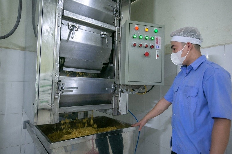 Bột đỗ nghiền mịn được phối trộn với 2 nguyên liệu khác gồm đường và dầu thực vật. Sử dụng nguyên liệu dầu thực vật thay cho mỡ động vật như trước đây cũng kéo dài thời gian bảo quản cho sản phẩm (khoảng 6-9 tháng thay vì 3 tháng) bởi dầu thực vật ít bị thẩm thấu ra vỏ bánh Bột đỗ nghiền mịn được phối trộn với 2 nguyên liệu khác gồm đường và dầu thực vật. Sử dụng nguyên liệu dầu thực vật thay cho mỡ động vật như trước đây cũng kéo dài thời gian bảo quản cho sản phẩm (khoảng 6-9 tháng thay vì 3 tháng) bởi dầu thực vật ít bị thẩm thấu ra vỏ bánh