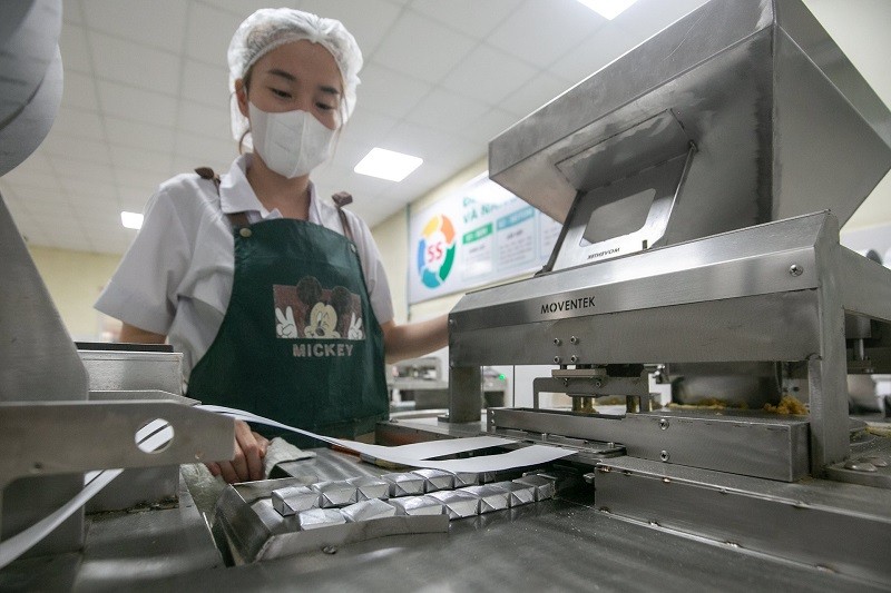 Sau khi phối trộn các nguyên liệu, bánh được đưa đi đóng gói thành phẩm. Ngày nay, hầu hết các công đoạn đều thực hiện trên dây chuyền tự động giúp tăng năng suất sản phẩm, vệ sinh và tiết kiệm nhân công, sức lao động Sau khi phối trộn các nguyên liệu, bánh được đưa đi đóng gói thành phẩm. Ngày nay, hầu hết các công đoạn đều thực hiện trên dây chuyền tự động giúp tăng năng suất sản phẩm, vệ sinh và tiết kiệm nhân công, sức lao động