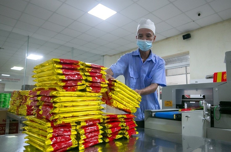 Quy trình làm bánh đậu xanh của Công ty CP Hoàng Giang nói riêng và bánh đậu xanh của Hải Dương nói chung không quá phức tạp nhưng đòi hỏi những bí quyết gia truyền và nhất là sự tỉ mỉ trong từng công đoạn Quy trình làm bánh đậu xanh của Công ty CP Hoàng Giang nói riêng và bánh đậu xanh của Hải Dương nói chung không quá phức tạp nhưng đòi hỏi những bí quyết gia truyền và nhất là sự tỉ mỉ trong từng công đoạn