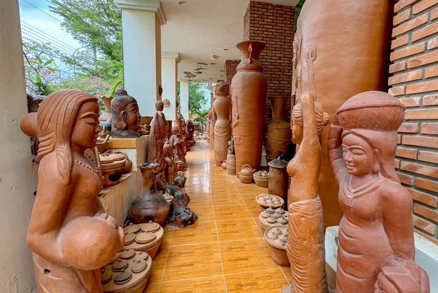 Nữ nghệ nhân hơn 60 năm giữ gìn nghề làm gốm Bàu Trúc Nữ nghệ nhân hơn 60 năm giữ gìn nghề làm gốm Bàu Trúc