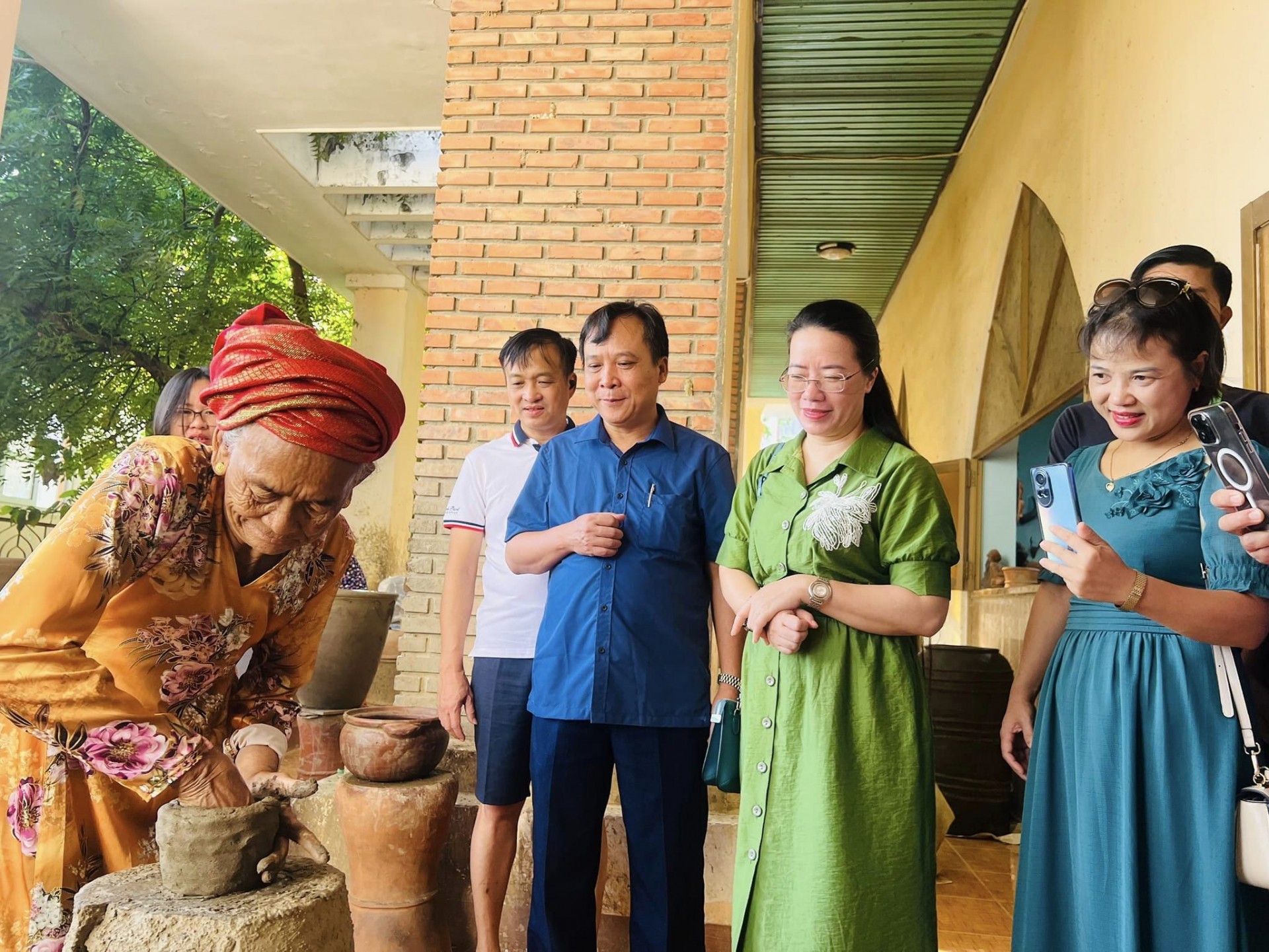 Nữ nghệ nhân hơn 60 năm giữ gìn nghề làm gốm Bàu Trúc