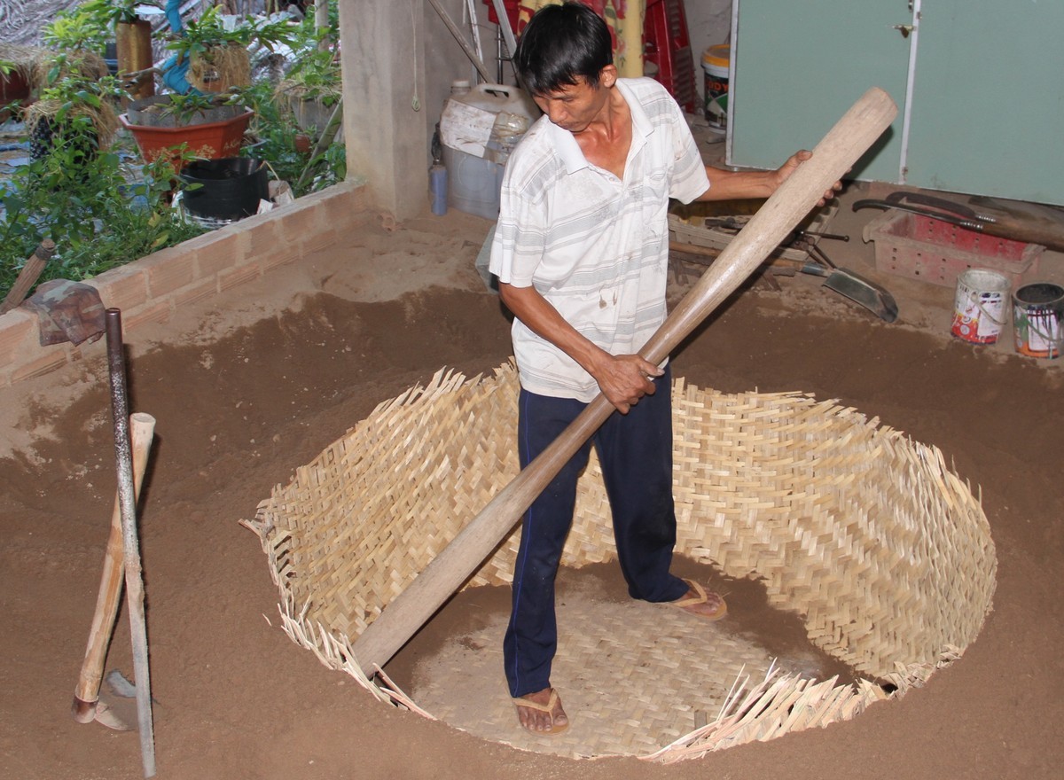 Tre được vót mỏng dùng làm mê thúng. Đây là công đoạn khó, người thợ phải lành nghề và khéo tay thì từng chiếc nan đan mới đều khít, thẩm mỹ và đạt độ bền cao.   Tre được vót mỏng dùng làm mê thúng. Đây là công đoạn khó, người thợ phải lành nghề và khéo tay thì từng chiếc nan đan mới đều khít, thẩm mỹ và đạt độ bền cao.