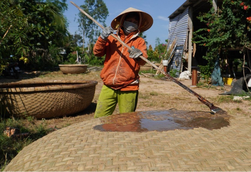 Công đoạn quét nhựa cho thúng chai để chống ngấm, rò rỉ nước. Ảnh: ĐT. Công đoạn quét nhựa cho thúng chai để chống ngấm, rò rỉ nước. Ảnh: ĐT.
