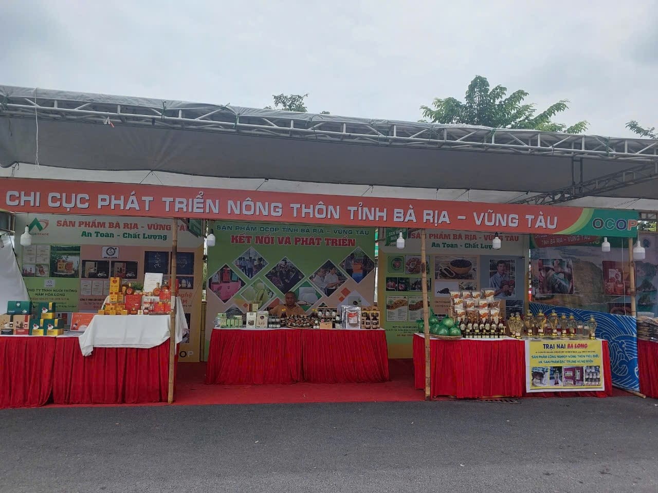 Ghi nhận cho thấy, từ chiều tối 22/8, đã có rất đông du khách và người dân đến tham quan, mua sắm tại Sự kiện.