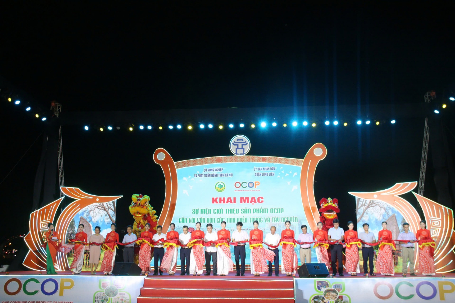 Các đại biểu cắt băng khai mạc sự kiện