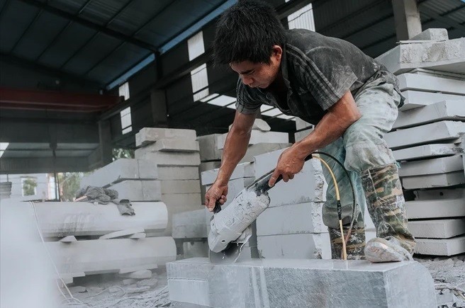Công đoạn cắt, chọn đá để đưa vào chế tác. (Ảnh: Báo Ảnh Việt Nam) Công đoạn cắt, chọn đá để đưa vào chế tác. (Ảnh: Báo Ảnh Việt Nam)
