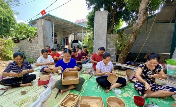 Phụ nữ xóm Tre, xã Văn Nghĩa (Lạc Sơn) phát triển nghề mây tre đan truyền thống, góp phần cải thiện thu nhập, giảm nghèo bền vững. Phụ nữ xóm Tre, xã Văn Nghĩa (Lạc Sơn) phát triển nghề mây tre đan truyền thống, góp phần cải thiện thu nhập, giảm nghèo bền vững.