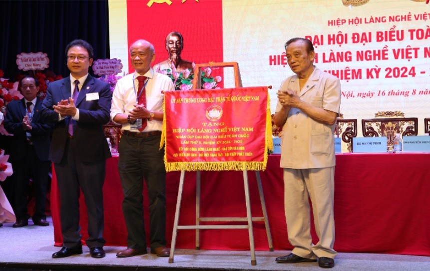 Hiệp hội Làng nghề Việt Nam đón nhận bức trướng của Ủy ban Trung ương Mặt trận tổ quốc Việt Nam. Hiệp hội Làng nghề Việt Nam đón nhận bức trướng của Ủy ban Trung ương Mặt trận tổ quốc Việt Nam.