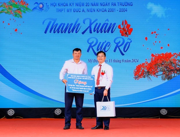 Tập thơ “Thân thương tuổi học trò” đã kịp thời được xuất bản để tác giả Đinh Văn Bình gửi tặng các thầy cô giáo nhân dịp kỷ niệm 20 năm ra trường. Tập thơ “Thân thương tuổi học trò” đã kịp thời được xuất bản để tác giả Đinh Văn Bình gửi tặng các thầy cô giáo nhân dịp kỷ niệm 20 năm ra trường.