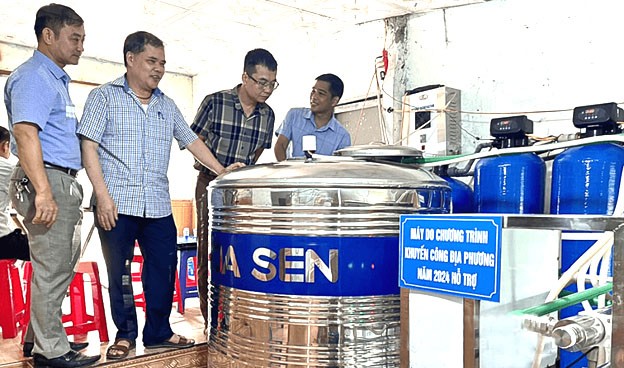 Hội đồng nghiệm thu các đề án khuyến công của Trung Trung tâm Xúc tiến đầu tư, Thương mại và Du lịch kiểm tra hệ thống máy móc, thiết bị sản xuất nước lọc tinh khiết tại hộ ông Hà Văn Khiết Hội đồng nghiệm thu các đề án khuyến công của Trung Trung tâm Xúc tiến đầu tư, Thương mại và Du lịch kiểm tra hệ thống máy móc, thiết bị sản xuất nước lọc tinh khiết tại hộ ông Hà Văn Khiết