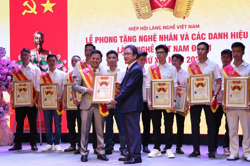 Lễ phong tặng danh hiệu nghệ nhân và các danh hiệu Làng nghề Việt Nam. Lễ phong tặng danh hiệu nghệ nhân và các danh hiệu Làng nghề Việt Nam.