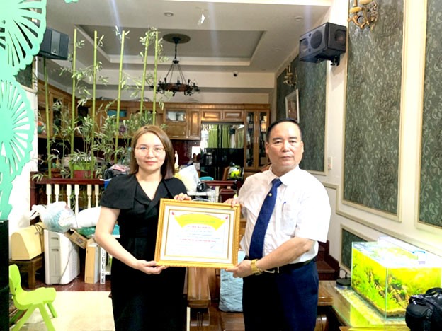 Chủ tịch HHLN Hải Phòng Nguyễn An Hưng trao quyết định gia nhập HHLN Hải Phòng cho Nghệ nhân Đàm Thị Thu Thủy Chủ tịch HHLN Hải Phòng Nguyễn An Hưng trao quyết định gia nhập HHLN Hải Phòng cho Nghệ nhân Đàm Thị Thu Thủy