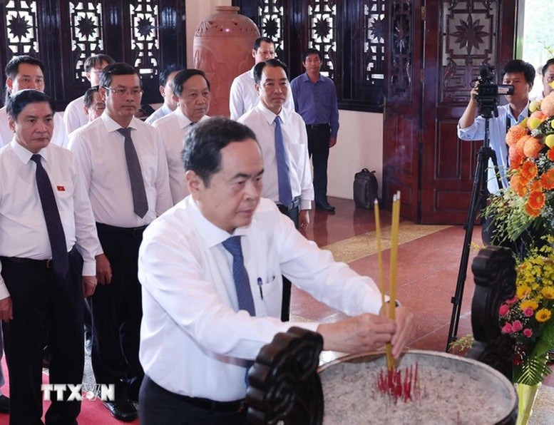 Chủ tịch Quốc hội Trần Thanh Mẫn dâng hương, dâng hoa tưởng nhớ cố Chủ tịch Hội đồng Bộ trưởng Phạm Hùng tại xã Long Phước, huyện Long Hồ - Ảnh: TTXVN Chủ tịch Quốc hội Trần Thanh Mẫn dâng hương, dâng hoa tưởng nhớ cố Chủ tịch Hội đồng Bộ trưởng Phạm Hùng tại xã Long Phước, huyện Long Hồ - Ảnh: TTXVN