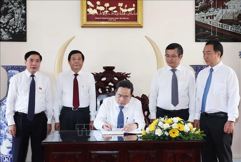 Chủ tịch Quốc hội Trần Thanh Mẫn ghi lưu bút tại khu di tích cố Chủ tịch Hội đồng Bộ trưởng Phạm Hùng tại xã Long Phước, huyện Long Hồ - Ảnh: TTXVN Chủ tịch Quốc hội Trần Thanh Mẫn ghi lưu bút tại khu di tích cố Chủ tịch Hội đồng Bộ trưởng Phạm Hùng tại xã Long Phước, huyện Long Hồ - Ảnh: TTXVN