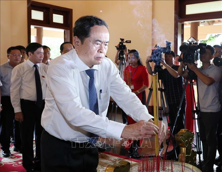 Chủ tịch Quốc hội Trần Thanh Mẫn dâng hương, hoa cố Thủ tướng Chính phủ Võ Văn Kiệt tại huyện Vũng Liêm, tỉnh Vĩnh Long - Ảnh: TTXVN Chủ tịch Quốc hội Trần Thanh Mẫn dâng hương, hoa cố Thủ tướng Chính phủ Võ Văn Kiệt tại huyện Vũng Liêm, tỉnh Vĩnh Long - Ảnh: TTXVN