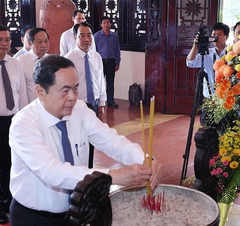 Chủ tịch Quốc hội dâng hương tưởng nhớ các đồng chí tiền bối cách mạng tại Vĩnh Long