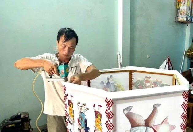 Xưởng làm đèn lồng của gia đình ông Nguyễn Công Cường đang hoàn thiện đơn hàng tết trung thu.