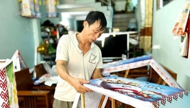 Ông Cường cho biết, khung đèn trung thu thường được làm bằng tre nứa nên việc tạo khung phải được người làm nghề cẩn thận, tỉ mỉ, nếu không đèn sẽ méo.