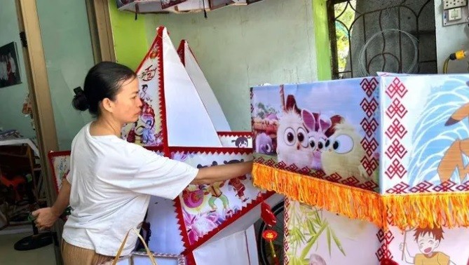 Chị Nguyễn Thị Hồng (cơ sở sản xuất Cường Hồng) kiểm tra đơn hàng trước khi giao cho khách.