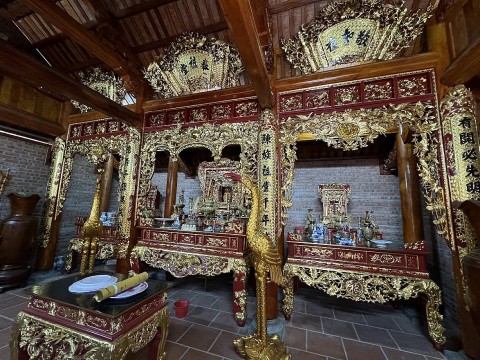 Một xưởng mộc ở Hà Tĩnh làm hàng trăm nhà thờ gỗ sơn son thếp vàng