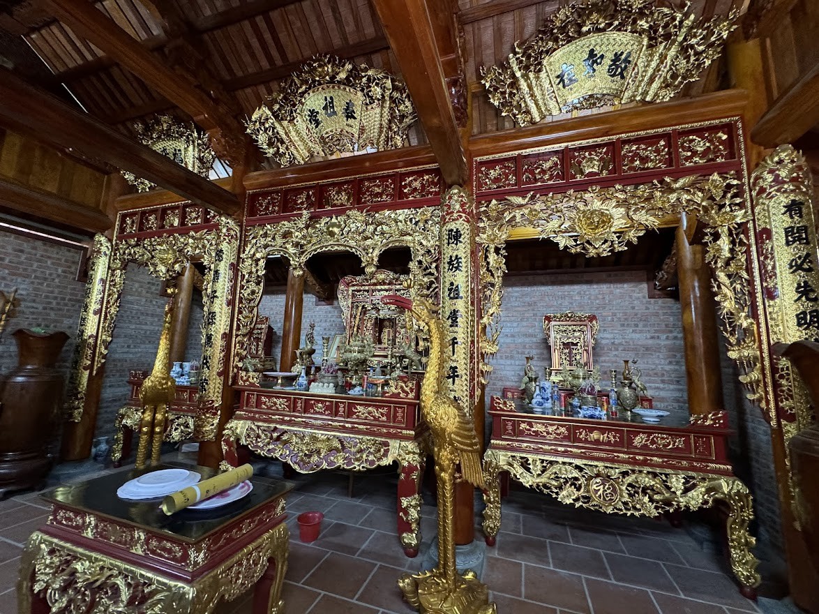 Một xưởng mộc ở Hà Tĩnh làm hàng trăm nhà thờ gỗ sơn son thếp vàng