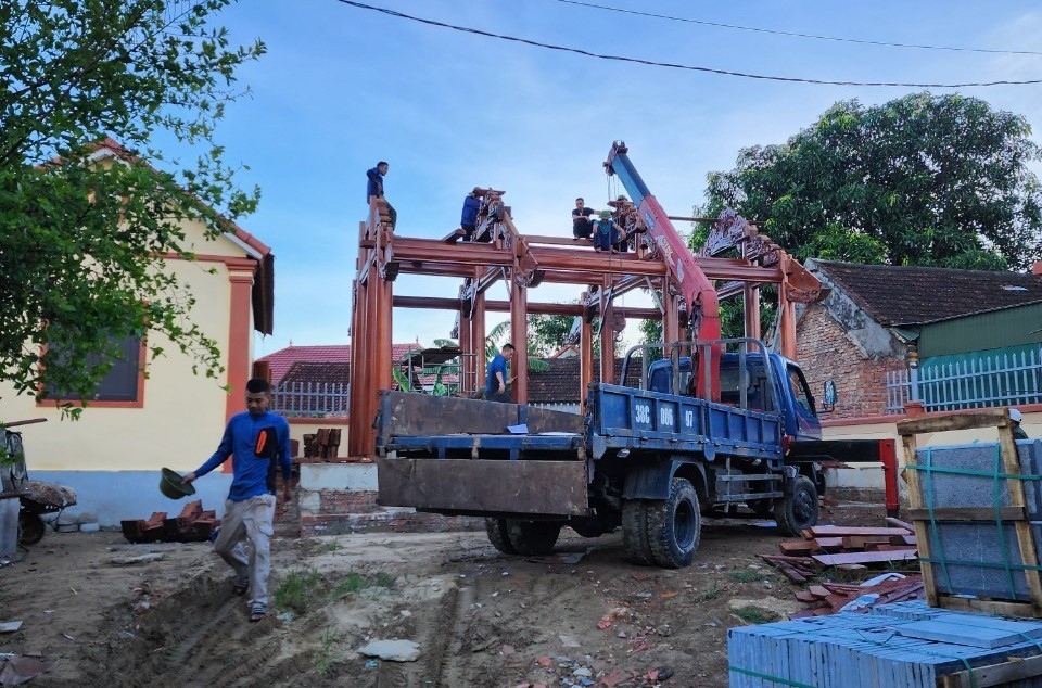 Một xưởng mộc ở Hà Tĩnh làm hàng trăm nhà thờ gỗ sơn son thếp vàng Một xưởng mộc ở Hà Tĩnh làm hàng trăm nhà thờ gỗ sơn son thếp vàng