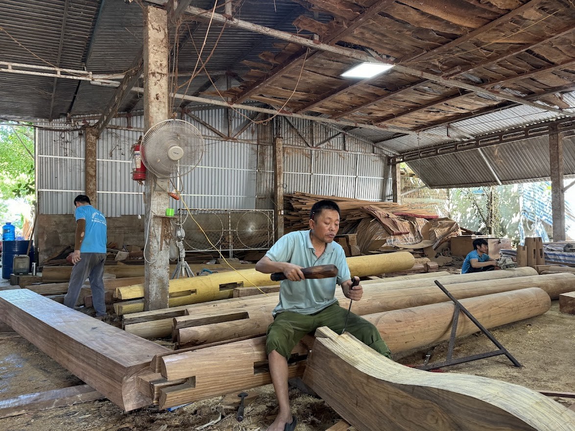 Một góc xưởng mộc Minh Mít, những người thợ đang miệt mài chế tác. Một góc xưởng mộc Minh Mít, những người thợ đang miệt mài chế tác.