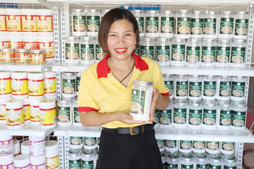 Chị Võ Thị Thu Hằng tích cực giới thiệu, quảng bá sản phẩm OCOP tới khách hàng trong và ngoài tỉnh Hà Tĩnh.